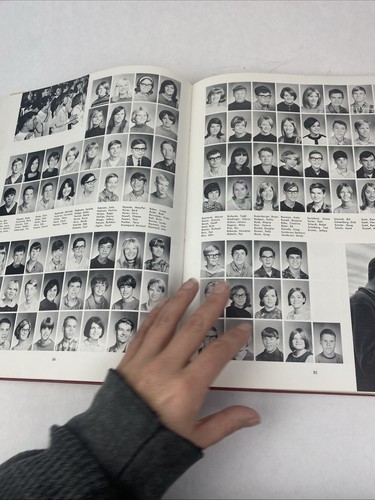 1968 CASCADE HIGH SCHOOL YEARBOOK, EVERETT, WASHINGTON VISTA - Picture 17 of 22