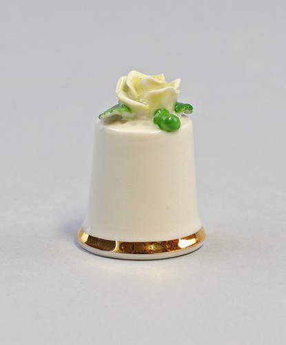 9959390 Porcelain Foxglove White Rose Yellow Green Ens / E. Bean H3, 3cm - Picture 1 of 2