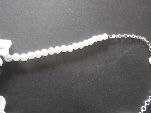 Collar de perlas de imitación y encaje blanco hecho a mano - Imagen 4 de 9