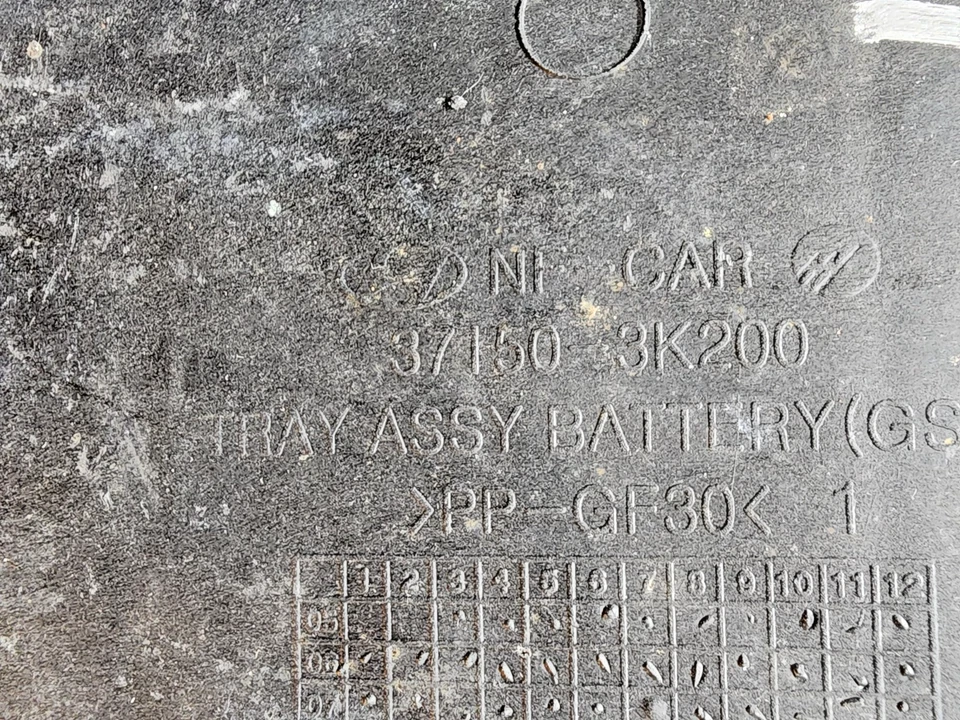 Base de soporte de montaje en bandeja de batería Hyundai Azera 2012-2016 37150-3K200 OEM Foto 2 de 3