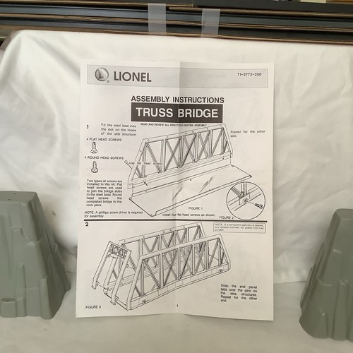Lionel 6-12772 O Gauge Truss Bridge with Flasher and Piers LN/Box - Picture 10 of 24