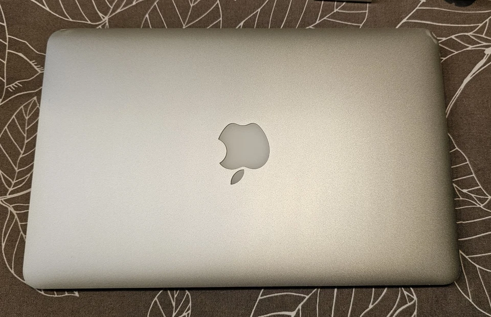 MacBook Air Modell A1465  / OS 14.3.  8 Zücken. - Bild 2 von 4