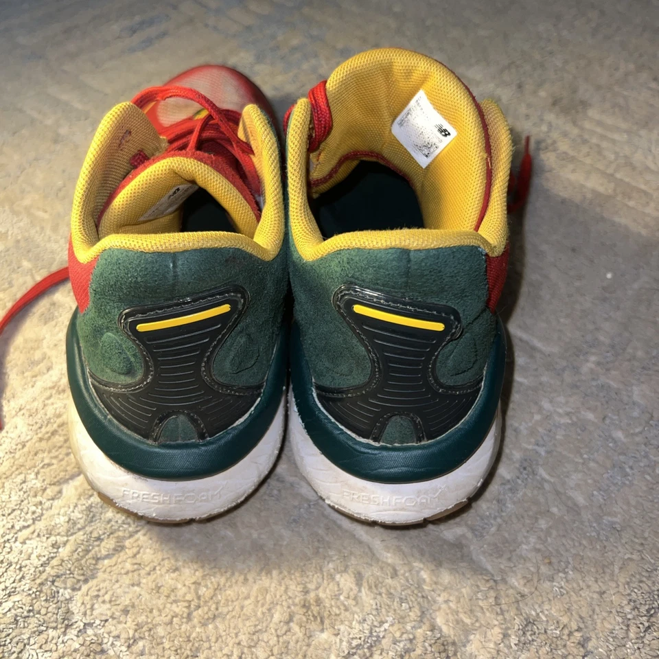 New Balance Fresh Foam Youth 7.5 rojo con verde y dorado Foto 2 de 4