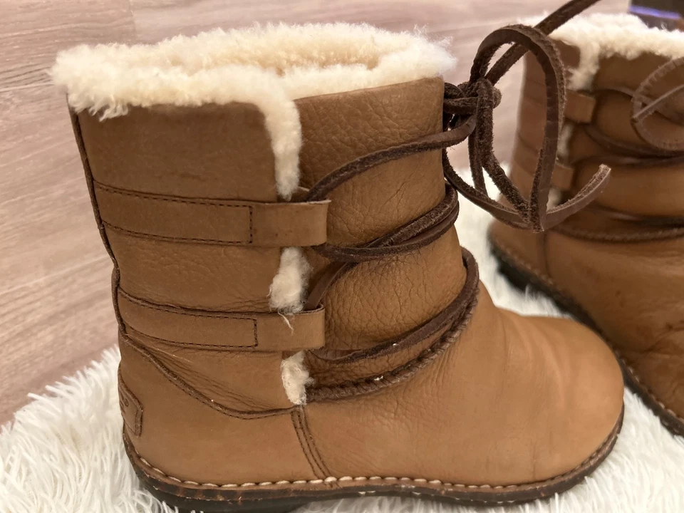 Botas al tobillo UGG CASPIA de piel de oveja/cuero de oveja tostado con cordones para mujer talla US 7 Foto 2 de 4