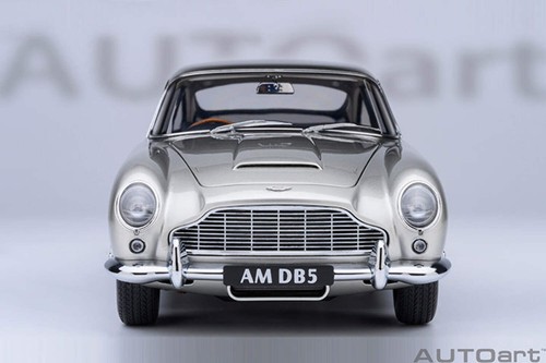 AUTOart Aston Martin DB5 Silver 007 James Bond (NO ARMI) Betulla Argento 1:18 - Foto 5 di 20