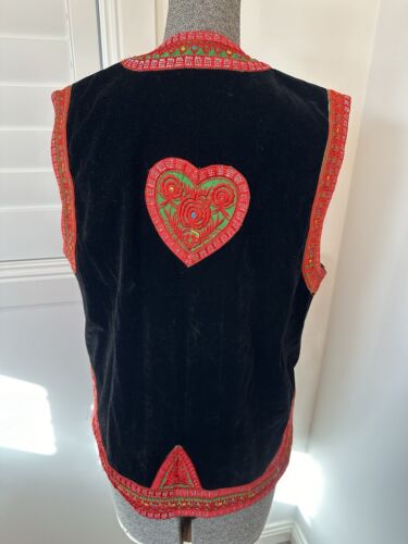Vintage Black Velvet Red Embroidered Folk Vest Oriental L 14 - Picture 7 of 10