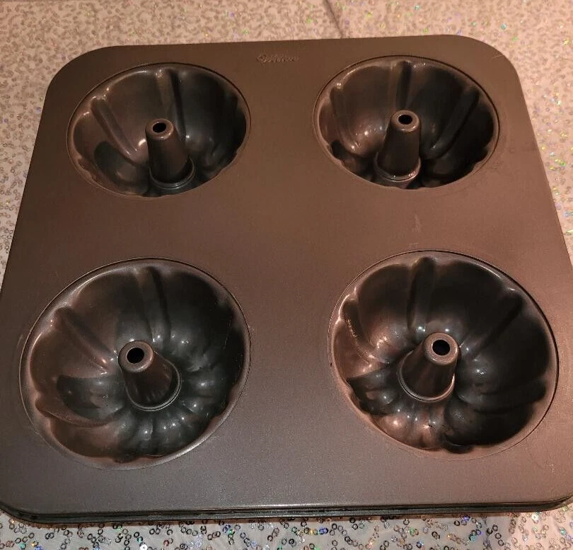 Wilton Mini Fluted Bundt Cake Pan 4 Cavity Pre-Owned each approx 4x4x1.5  inches