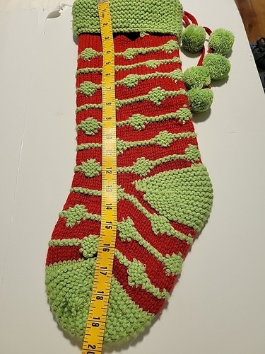 Medias de Navidad tejidas con pompones verde rojo. - Imagen 5 de 5