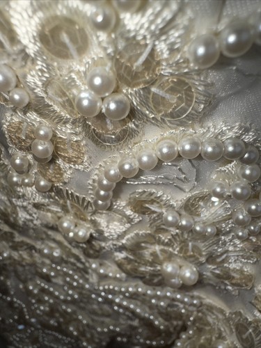 1950s vintage ivory wedding dress with lace bodice, lace trim, and long train - Picture 18 of 24