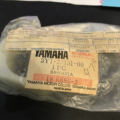 Yamaha XT TT 250 New Swingarm Guard Chain Roller OEM  3Y1-22151-00-00 99-189 NIB - Picture 2 of 8