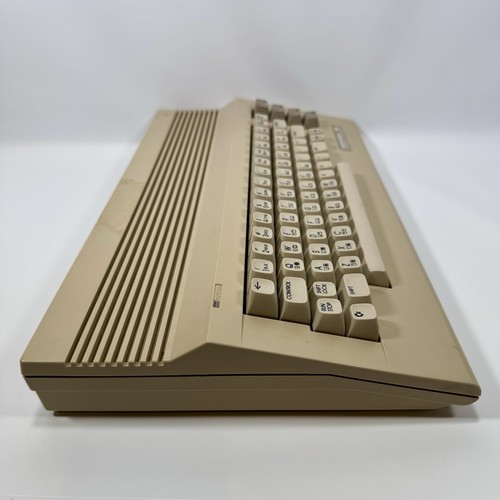 Teclado de computadora personal Commodore 64 de colección con fuente de alimentación *Encendido* - Imagen 5 de 17