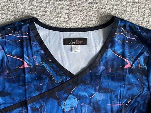 Koi Lite Scrub Top Women’s Sz Large Blue Marbulous Pinks Marble Stretch Nursing - Picture 3 of 10