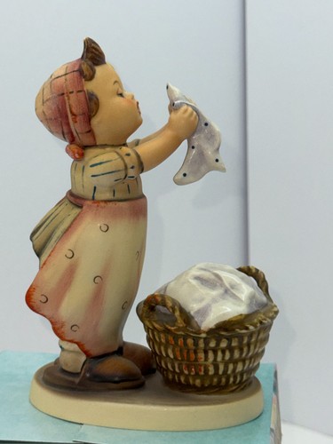 Figura Goebel Hummel 5,75" "Día del lavado" #321 Alemania Occidental TMK-5 - Imagen 6 de 7