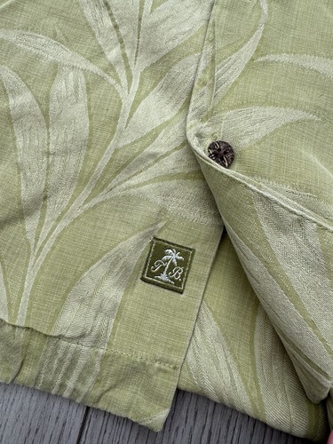 Tommy Bahama Hawaiian Shirt Medium Pure 100% Silk Green Size M Pocket Detail - Picture 3 of 7