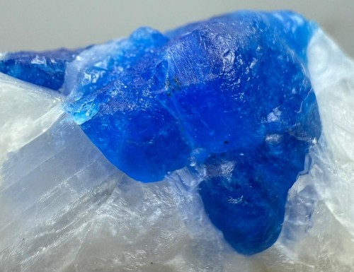 Hauyne Kristalle auf Matrix. (UV-fluoreszierend) / 18,4 Gramm - Bild 8 von 12