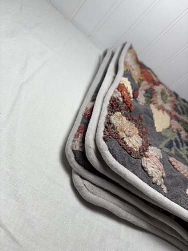 "Funda de almohada bordada Pottery Barn Arabella ~ 22"" cuadrada" - Imagen 4 de 9