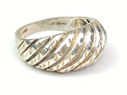 Vintaged Sterling Silver Domed Ridged Ring: Size 9 / 4.57 grams - Picture 12 of 15
