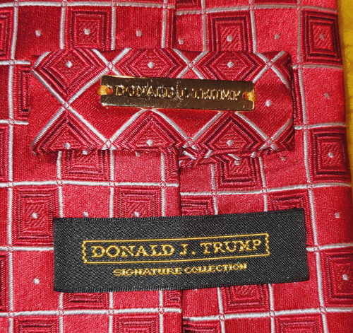 DONALD TRUMP ~ MENS SILK DRESS TIE ~ RED & SILVER CUBES ~ 60" - Afbeelding 4 van 4