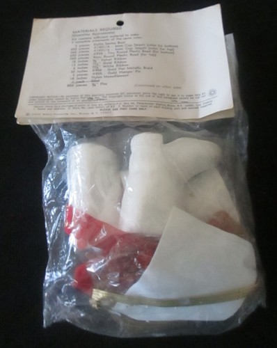 VINTAGE 1972 WALCO CRYSTAL RED/WHITE SANTA BOOTS CHRISTMAS ORNAMENT KIT NOS - Picture 3 of 3