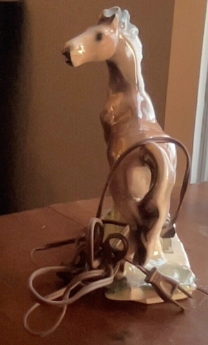 Vintage Porcelain Electric Horse Lamp. Plug in. 9" Tall. - Picture 4 of 5