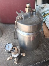 BINKS- model 80 1 qt PAINT PRESSURE CUP/regulator