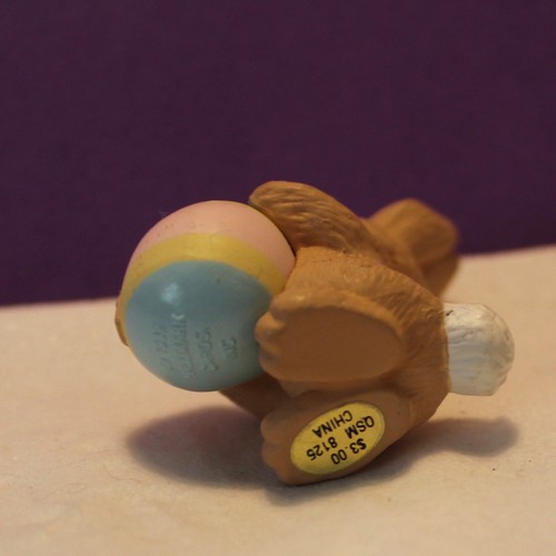 Hallmark 1993 Bunny with Cracked Egg w/ Bandaid Merry Miniature QSM8125 Mini - Picture 3 of 3