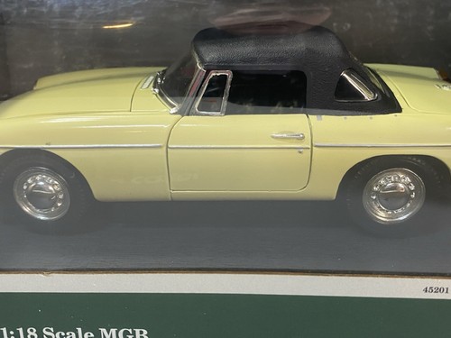 Corgi Die Cast Model 1:18 Scale MGB 45201 Roadster Primrose - Picture 13 of 24
