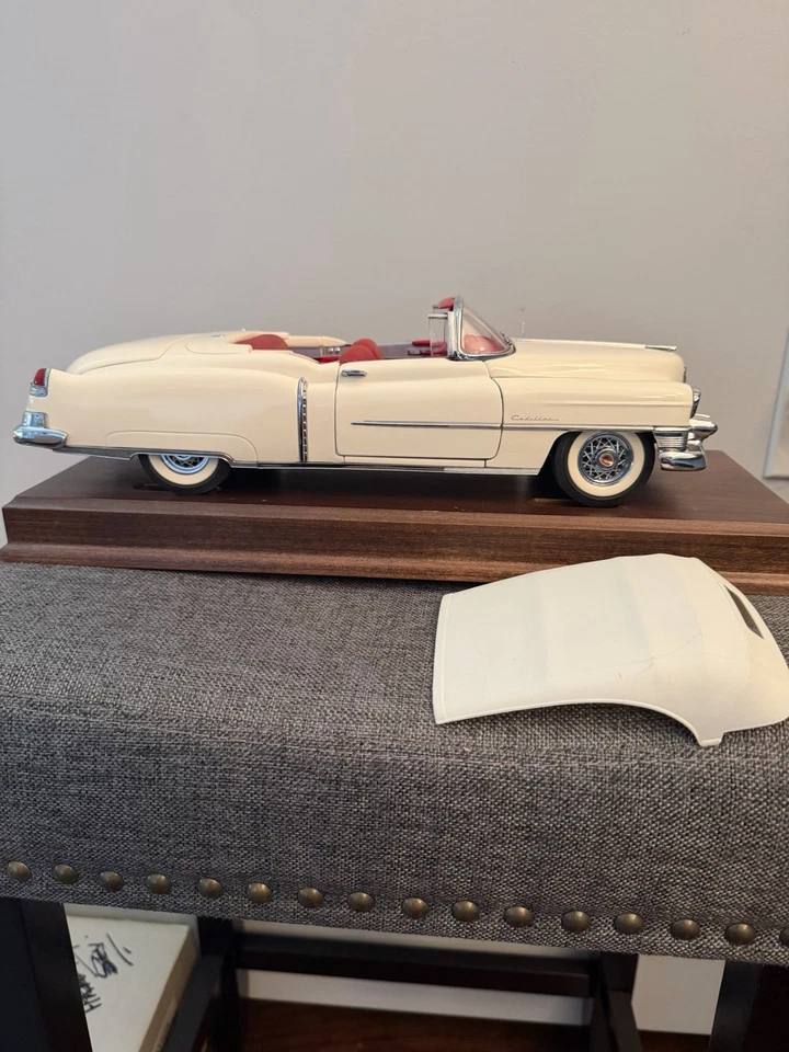 Cadillac Eldorado 1953 blanco escala 1/16 Danbury como nuevo con base de madera en muy buena condición Foto 3 de 4