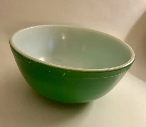 Pyrex 403 Primary Green Mixing Bowl 8.75 inch 2.5 Quart VTG