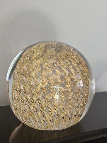 Red de celosía de Murano Gold Leaf Specks bola grande pisapapeles transparente MCM 5" W 5 lb - Imagen 7 de 10