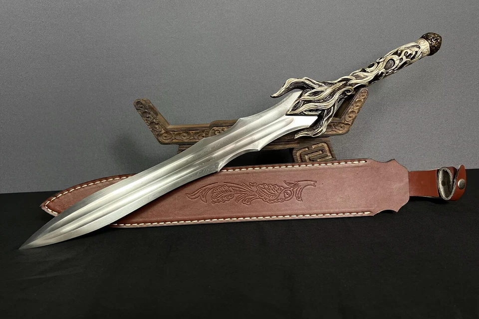 Espada Jian China Hecha a Mano Afilada Doble Borde Damasco Doblada Acero Latón y Plata Foto 3 de 4