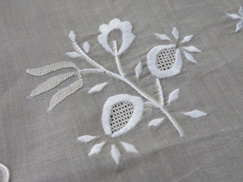Vintage Embroidered Table Cloth & 6 Linen Napkins - Picture 7 of 12