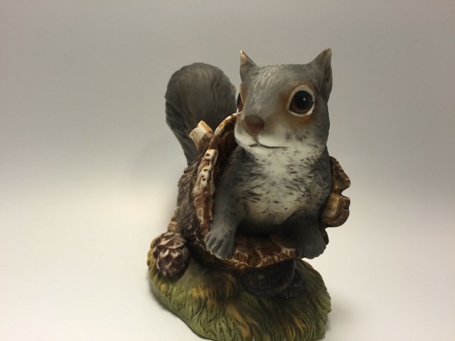 HOMCO Masterpiece Porcelain Gray Squirrel in Log Porcelain Figurine 1986 | eBay