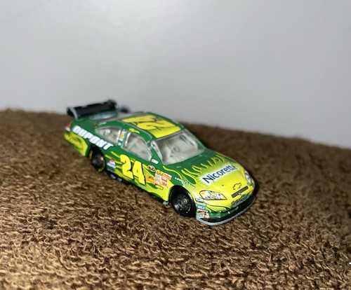 1:64 Jeff Gordon #24 Nicorette 2007 NASCAR Diecast Mini Car Green - Picture 2 of 3