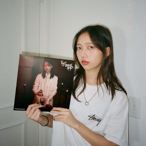 Autógrafo firmado por Hannah Bahng The Abysmal EP 10" vinilo versión granada - Imagen 9 de 10