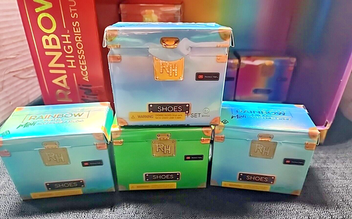 Rainbow High Mini Misterioso Accesorios Zapatos Bolsos 21 Cajas + Expositor con Zapatos - Imagen 16 de 23
