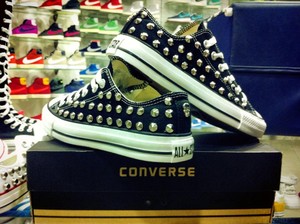 Scarpe Converse Nero Borchiate Teschi Borchie Argento Black Basse Low Classiche Scarpe Converse Nero Borchiate Teschi Borchie Argento Black Basse Low Classiche
