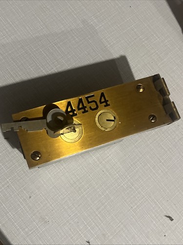 🇺🇸UNA CERRADURA DE CAJA DE SEGURIDAD MOSLER DE LATÓN VINTAGE CON LLAVE Y BISAGRA, 6”X 2”X 1-1/2” - Imagen 4 de 24