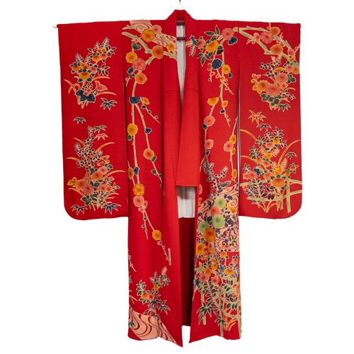 Vintage roter Seiden Furisode Kimono in Ryusui fließendes Wasser & Tachibana Foral Design: A - Bild 1 von 12