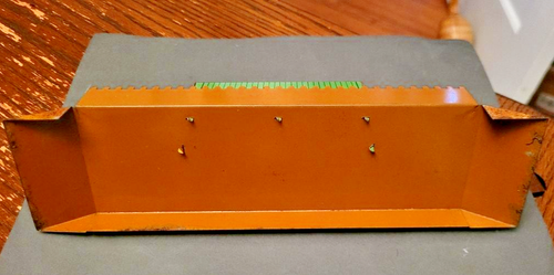 HORNBY treni o gauge TARGA LATTA STAZIONE FERROVIARIA 1950 MECCANICO LTD PIATTAFORMA RARA - Foto 6 di 7