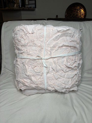 Pottery Barn Monique Lhuillier Rosette Quilt - Queen - Rouge
