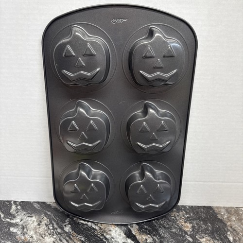 Wilton Jack-o-Lantern Mini Cakes Pan 6 Cavities - Non Stick - Picture 3 of 5