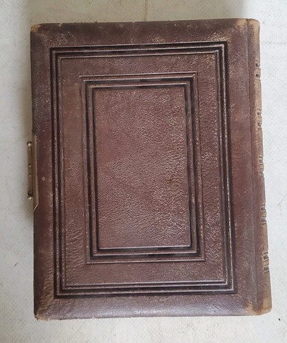 Antiguo álbum de fotografías victorianas de 1880 con cierre de latón encuadernado en cuero tamaño grande - Imagen 4 de 18
