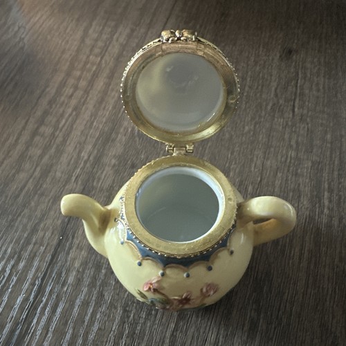 Vintage Teapot Trinket Box Flowers and Metal Rim Hinged Butterfly Clasp - Picture 6 of 6