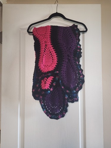 Vintage Hecho en EE. UU. Azul Negro Rosa Púrpura Colorido Borde Crochet Tiro Afgano - Imagen 2 de 6