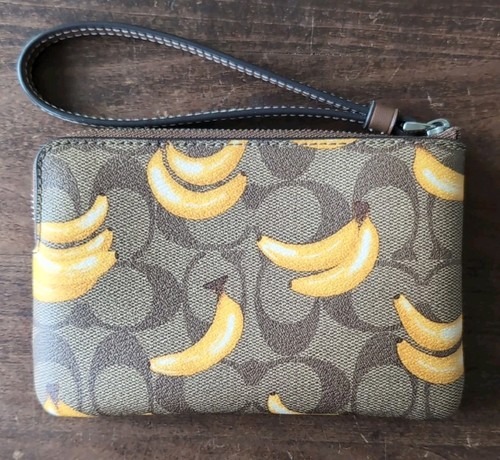 COACH Corner Zip Wristlet Signature Canvas w/Banana Print, Used, Excellent. - Bild 2 von 11