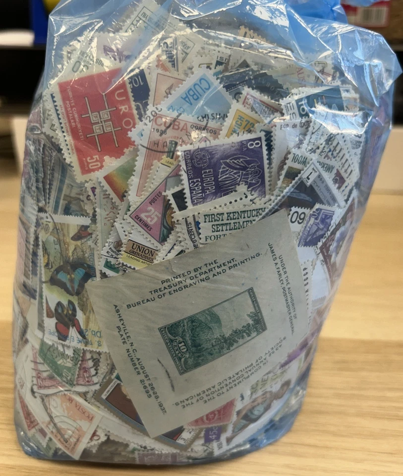 World 1kg Kiloware Bag Of Stamps Off Paper, Mixed Era- Used - Image 2 of 4