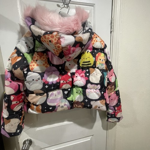 Dolls Kill Squishmallows Puffy Jacket rosa pelliccia sintetica felpa con cappuccio taglia limitata XL - Foto 4 di 7