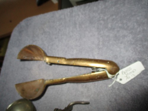 Lot of 4 Vintage Ice Cream Scoops- Conical, Indestructo, Hamilton Beach & No. 31 - Picture 2 of 19