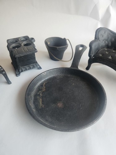 Vtg Queen CAST IRON Miniature Toy OVEN STOVE/ Furniture LOT - Picture 3 of 7